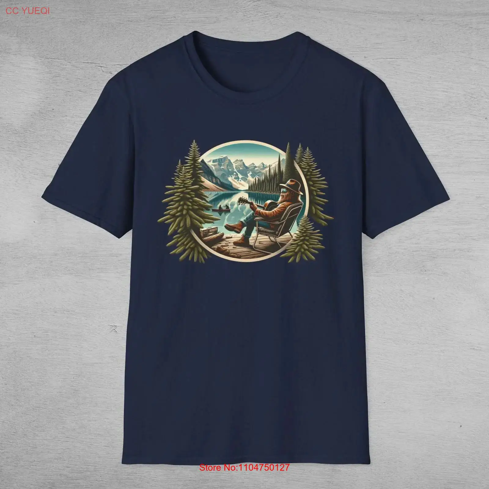 Outdoor Adventure At - ビッグフット・アット・ザ・レイク Tシャツ サスカッチ キャンプ 面白いアウトドアアドベンチャー クリプティッド