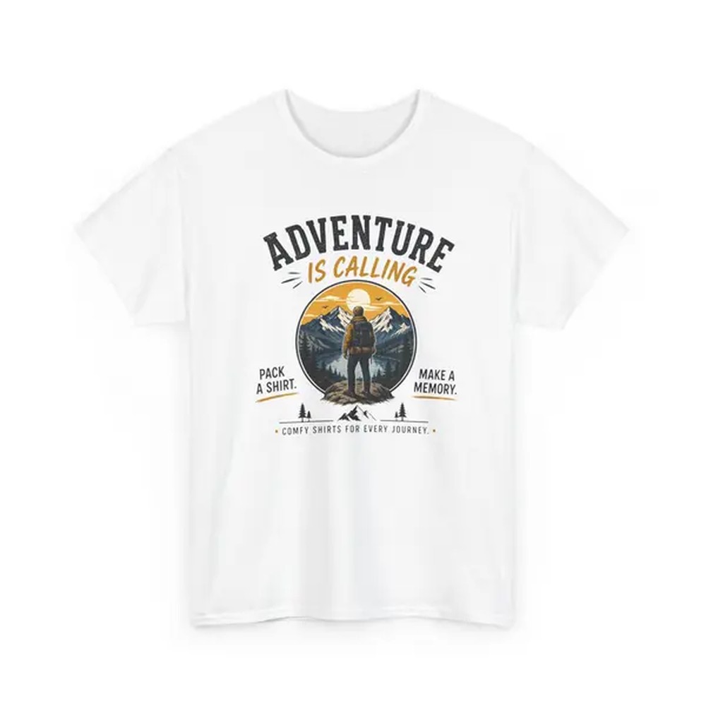 Outdoor Adventure Hobbies - クルーネック半袖トップス、バックパックを背負ったハイカー、山と湖の風景、冒険をテーマにした文字がプリントされた、アウトドア・ホビーユニセックスデイリーストリートトップス