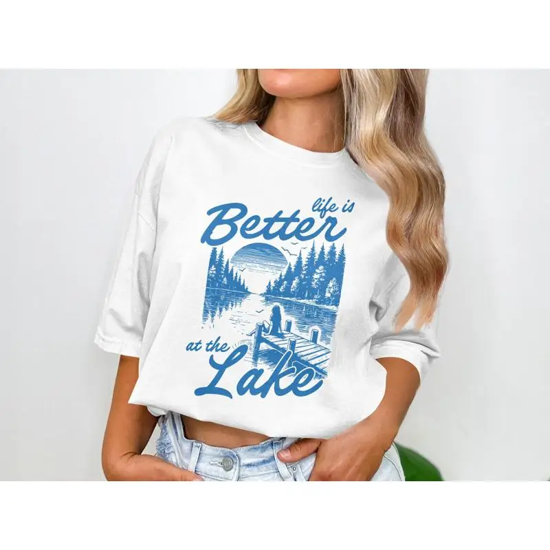 Outdoor Adventure At - 湖のそばはもっと楽しい Tシャツ 夏休み アウトドアアドベンチャー 自然愛好家の雰囲気